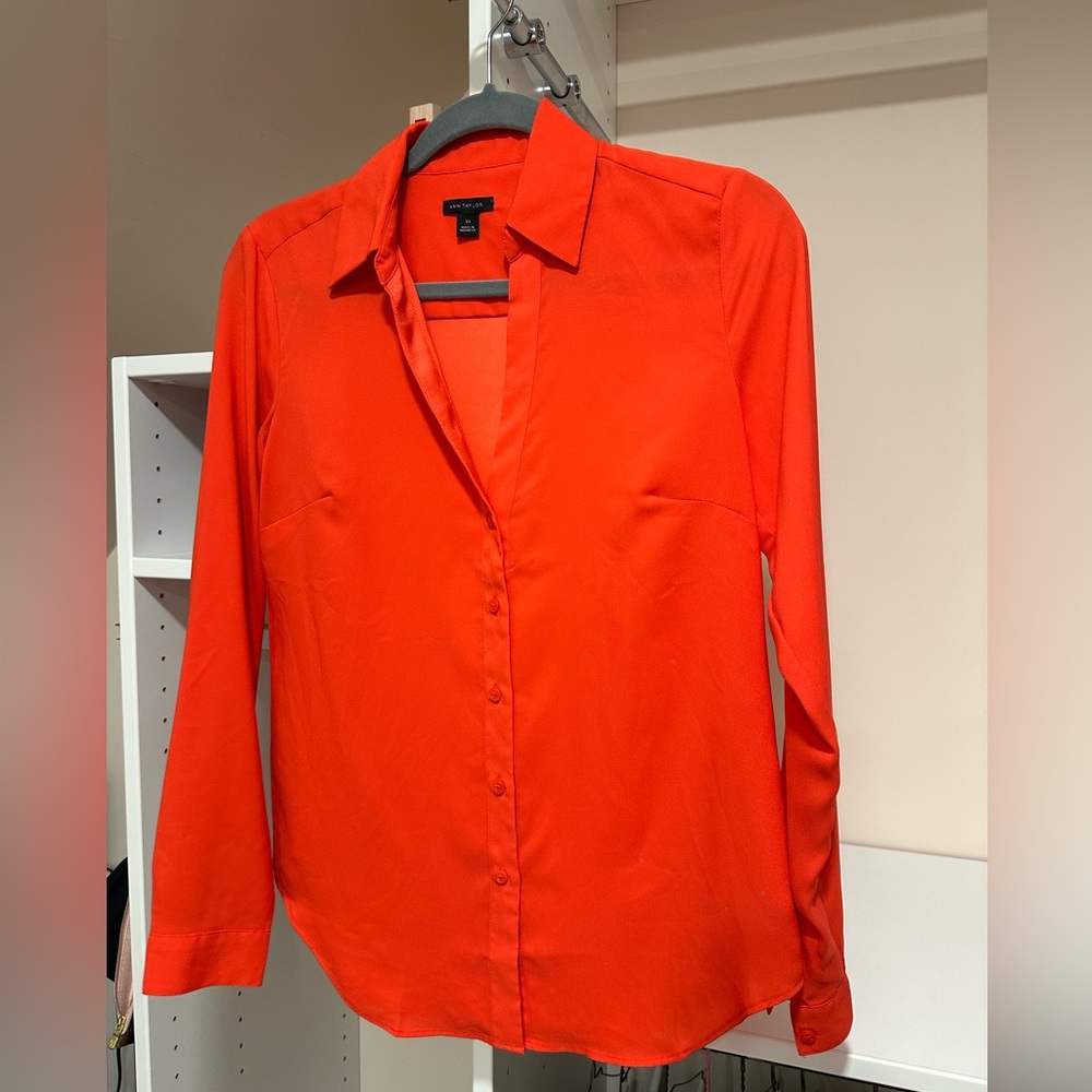 Ann Taylor Essential shirt - color salmon, hibiscus